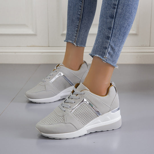 Damen Keil-Sneaker mit perforiertem Obermaterial, gepolstertem Fußbett und dezentem Metallic-Detail Shop Nory