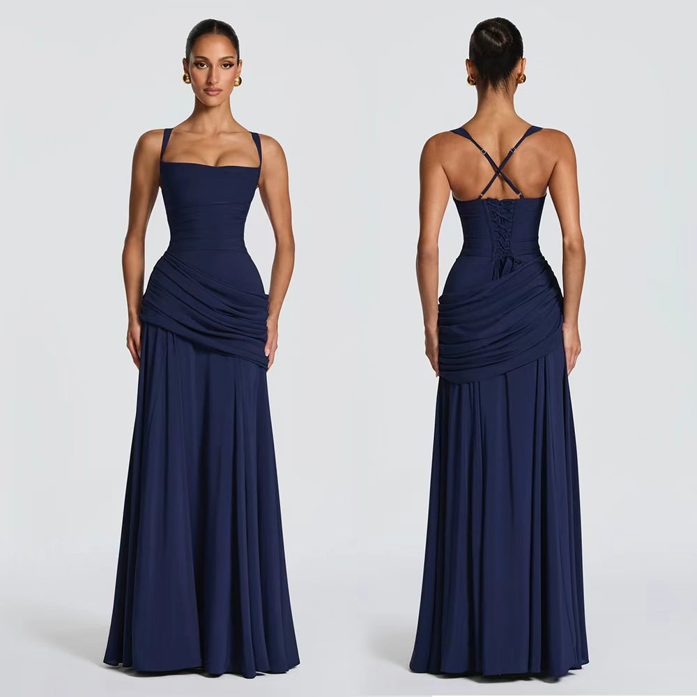 Damen Elegantes, schulterfreies Abendkleid mit raffinierten Drapierungen und fließendem Schnitt