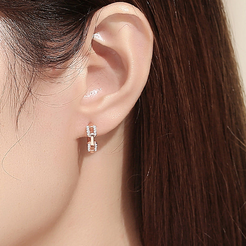 Damen Ohrringe mit modernem Kettendesign und glitzernden Details Shop Nory