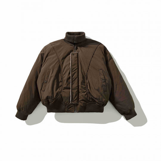 Unisex Kurz geschnittene Volumen-Bomberjacke mit hohem Rippkragen, verdeckter Druckknopfblende und gerundeten Pattentaschen Shop Nory
