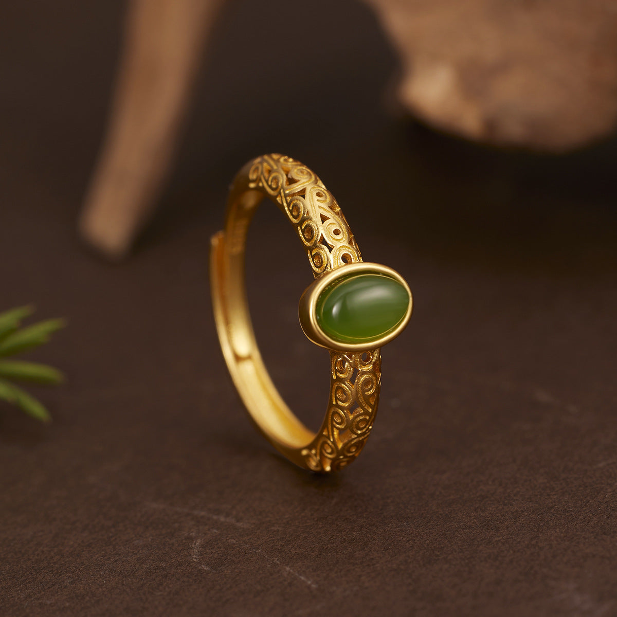Damen eleganter Ring mit kunstvollem Design und grünem Halbedelstein Shop Nory