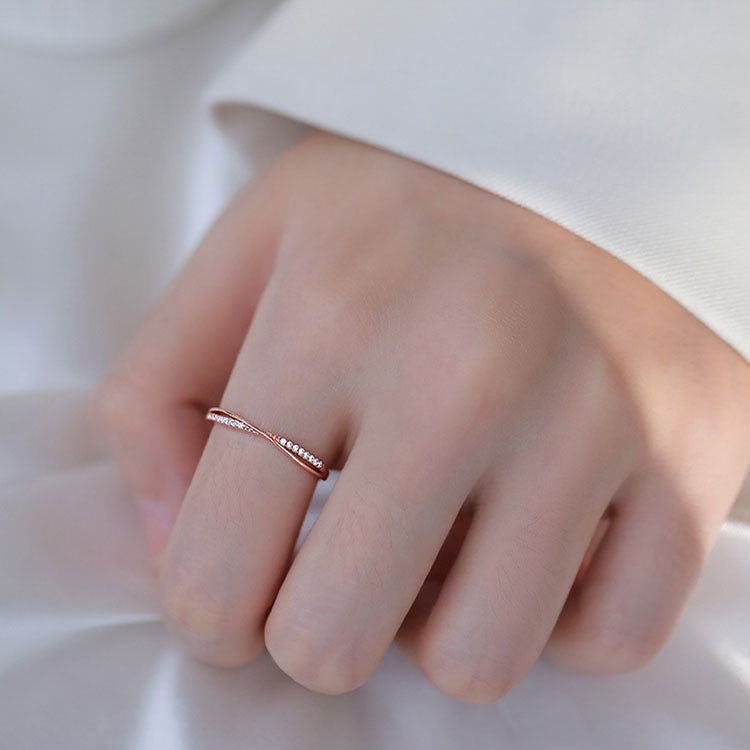 Damen filigraner Silberring mit gewundenem Design und funkelnden Akzenten Shop Nory