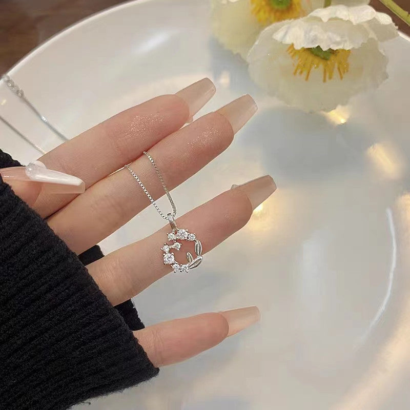 Damen Halskette mit filigranem, blütenförmigem Anhänger und funkelnden Zirkonia Shop Nory