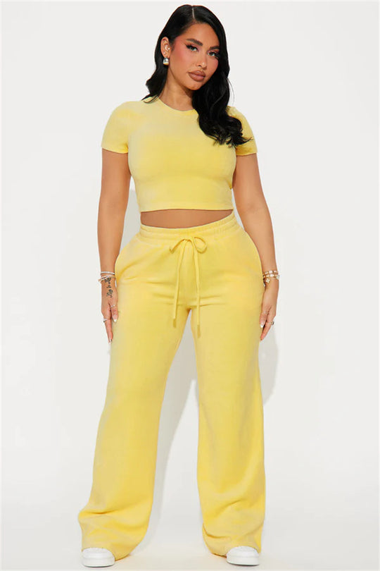 Damen Velours-Hausanzug mit bauchfreiem Shirt und weit geschnittener taillenhoher Jogginghose Shop Nory