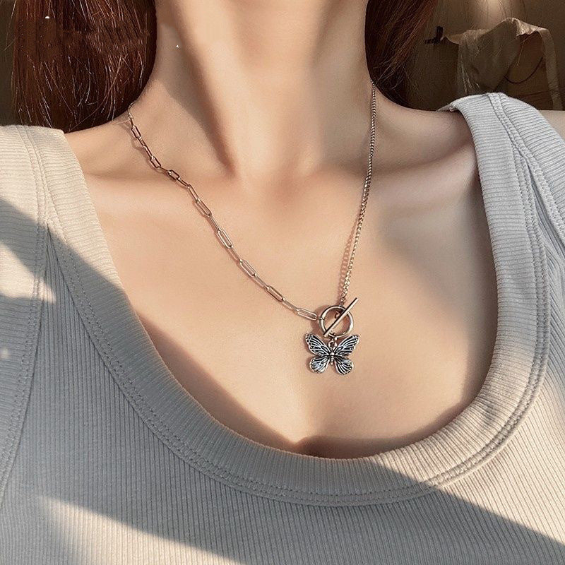 Damen Halskette mit filigranem Schmetterlingsanhänger und modernem Gliederdesign Shop Nory