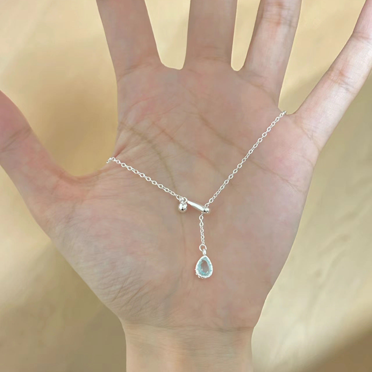 Damen Halskette mit tropfenförmigem Anhänger aus hochwertigem Metall und funkelndem Kristall Shop Nory