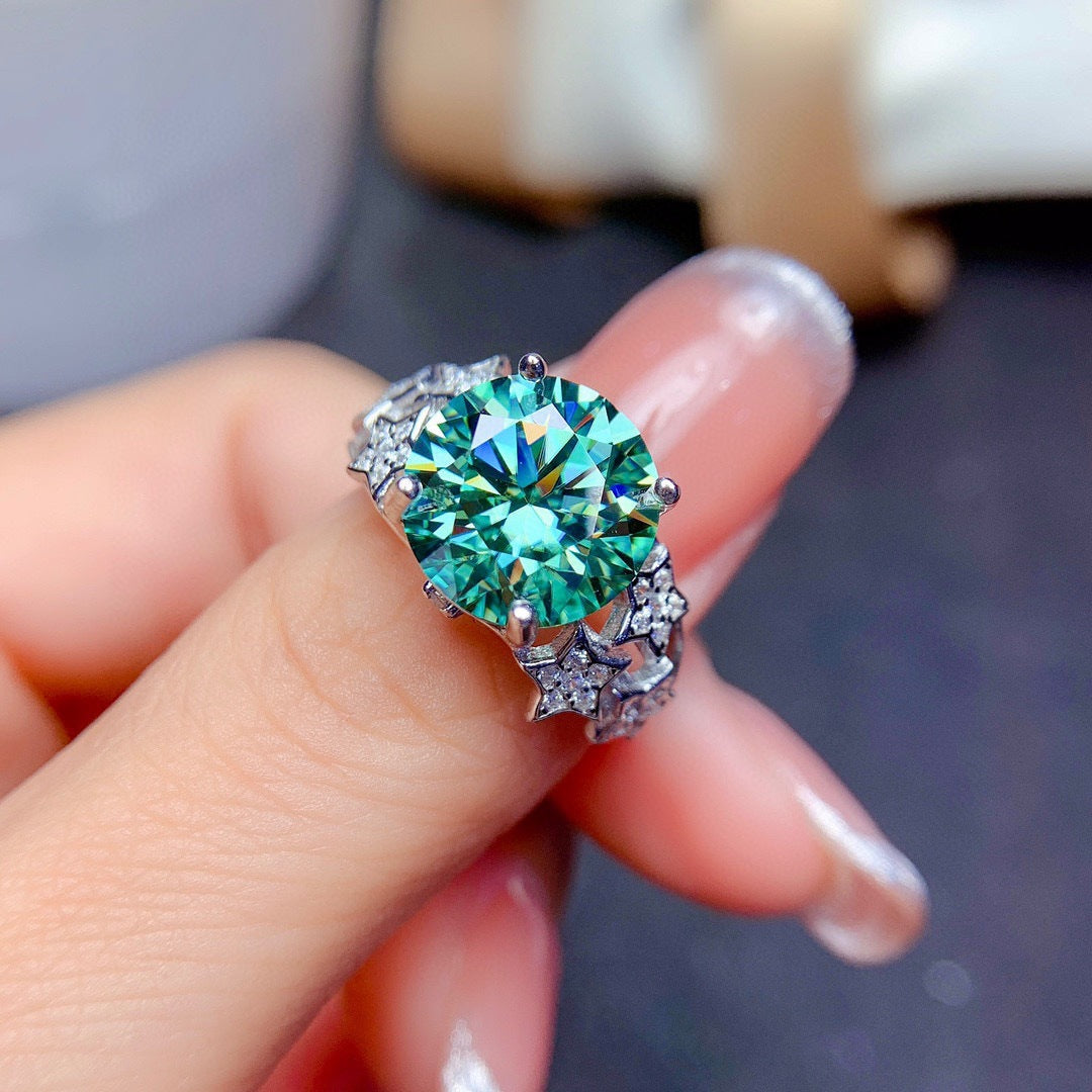 Damenring mit strahlendem, rundem Edelstein und funkelnden Zirkonia-Highlights Shop Nory