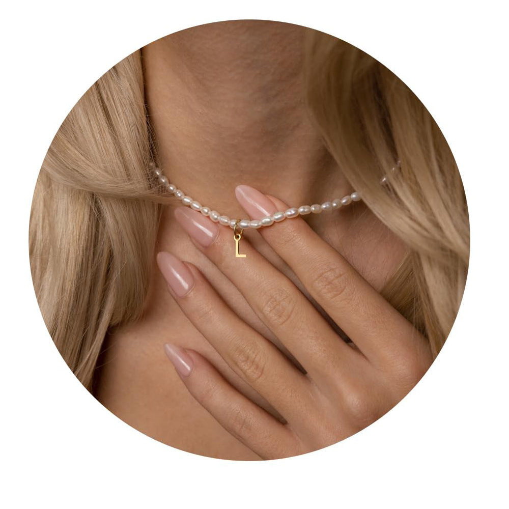 Damen Halskette mit zartem Perlenmuster und personalisiertem Anhänger Shop Nory