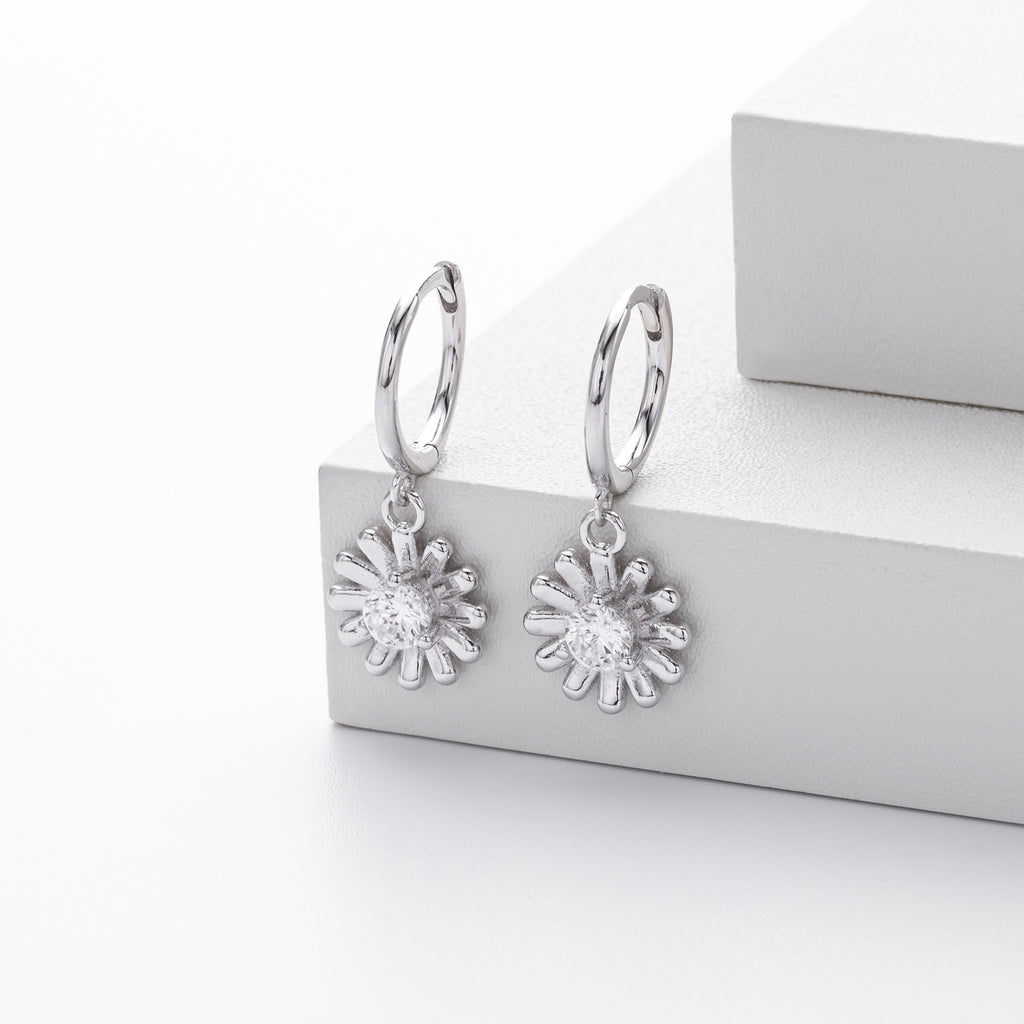 Damen Ohrringe mit blühendem Design und funkelndem Zirkon Shop Nory