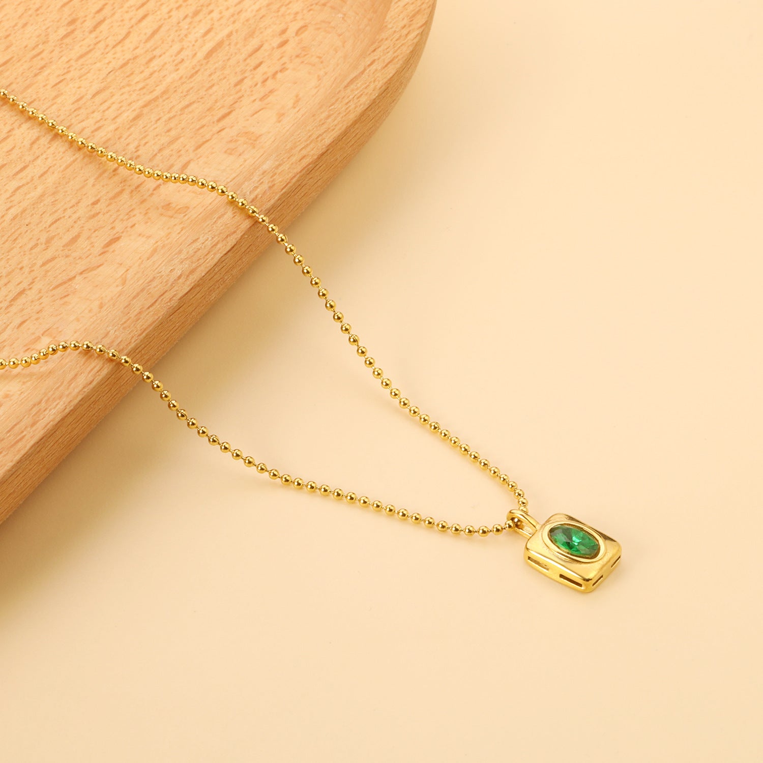 Damen Halskette mit goldplattiertem Anhänger und grünem Edelstein Shop Nory