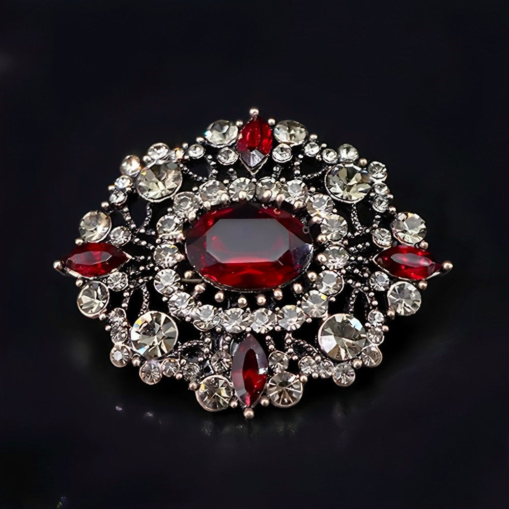Elegante Vintage-Brosche mit Facettiertem Kristallbesatz und Filigraner Metallfassung