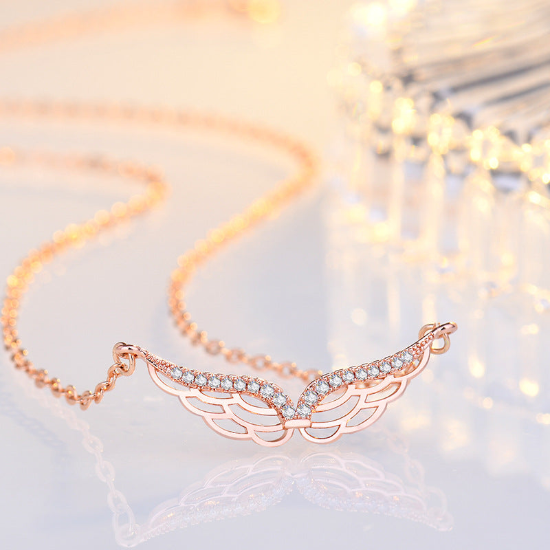 Damen Halskette mit elegantem Flügelanhänger und funkelnden Zirkonia Shop Nory