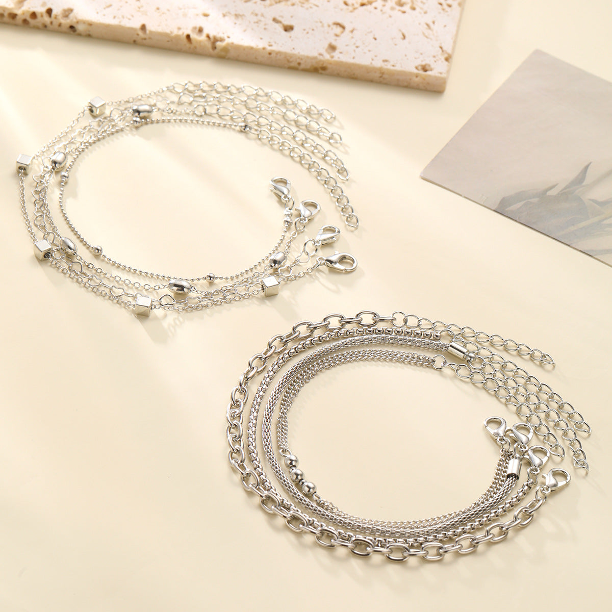 Damen Armband-Set mit feinen, geschmackvollen Ketten und eleganten Anhängern Shop Nory