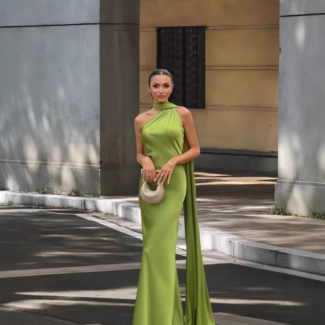 Damen Elegantes und fließendes Abendkleid mit asymmetrischem Ausschnitt