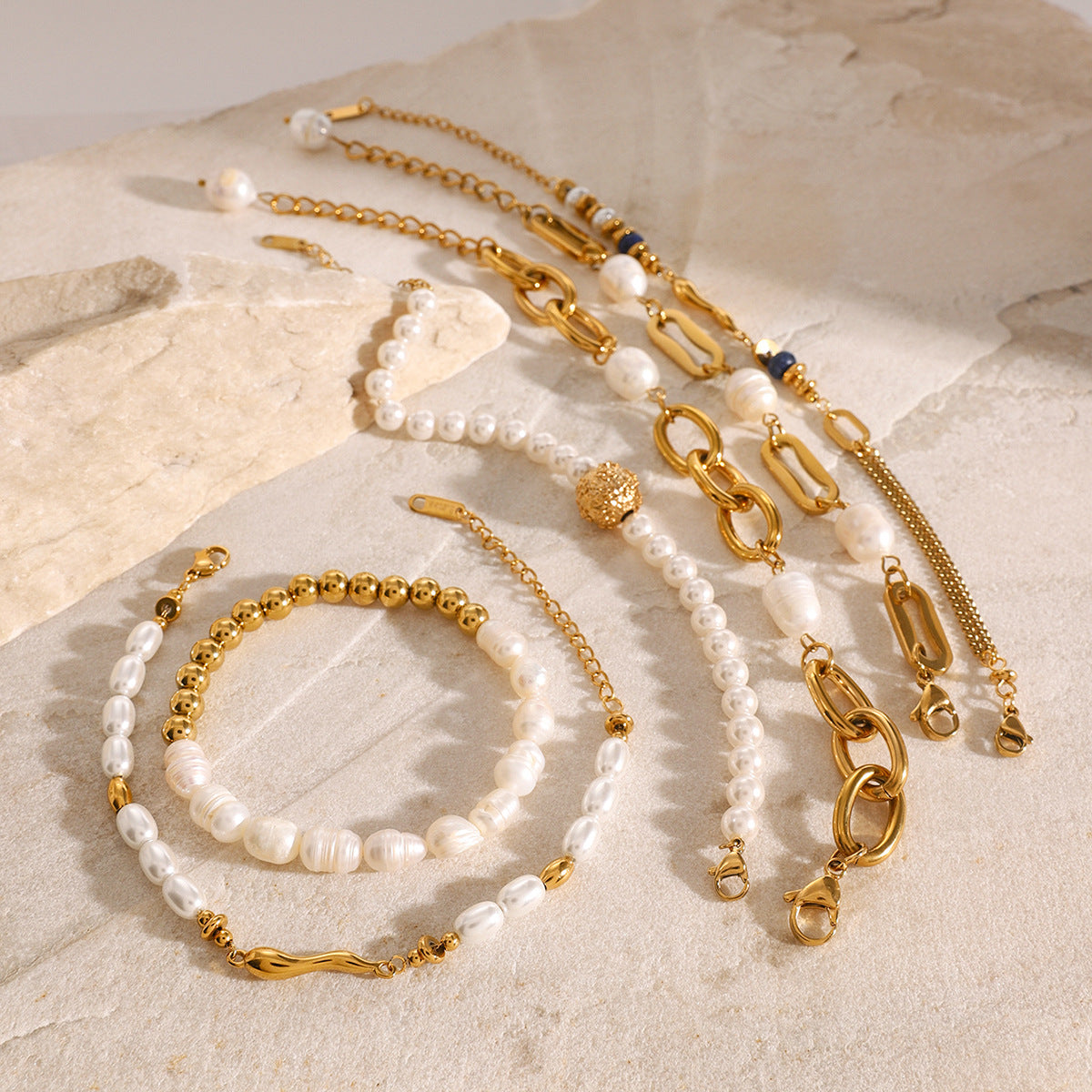 Damen Armband mit eleganten Perlen und modischen Verbindungselementen Shop Nory