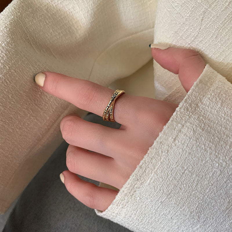 Damen eleganter Ring mit bewegtem Wellenmuster und funkelnden Akzenten Shop Nory