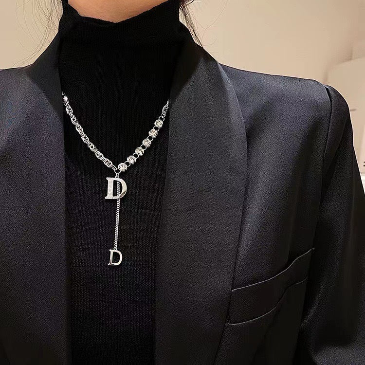 Damen Halskette mit funkelnden Zirkonia und eleganter D-Anhänger Shop Nory