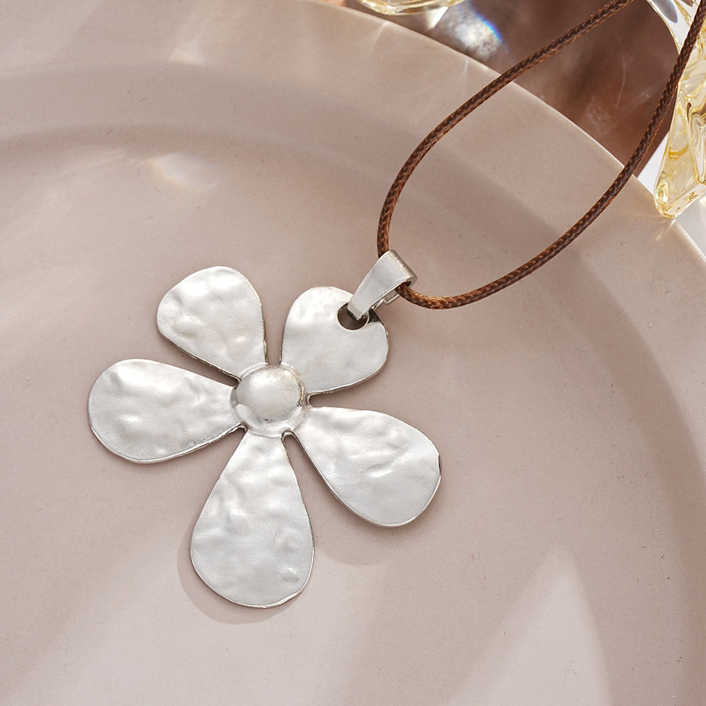 Damen Halskette mit floralen, handgefertigten Anhängern aus hochwertigem Metall Shop Nory