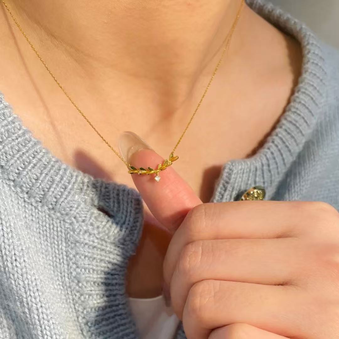 Damen Halskette mit filigranem Blattmotiv und funkelnden Zirkonia Shop Nory