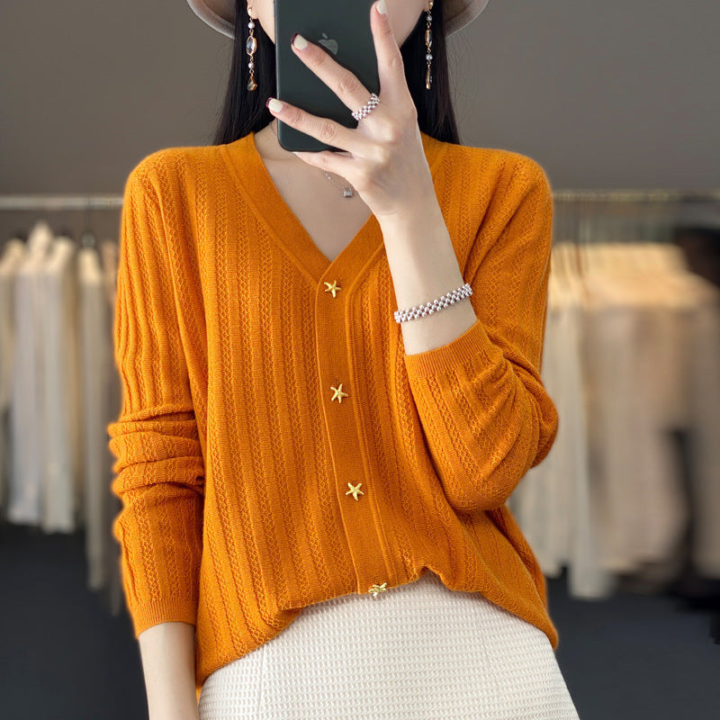 Damen Leichter V‑Ausschnitt-Cardigan mit strukturierter Längsrippe und Sternknöpfen Shop Nory