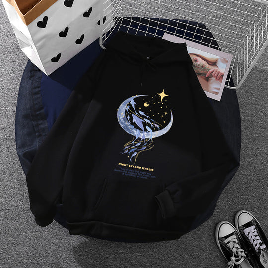 Damen nan Kapuzenpullover mit Mond‑und‑Wal-Illustration, Oversize-Schnitt und Kängurutasche Shop Nory