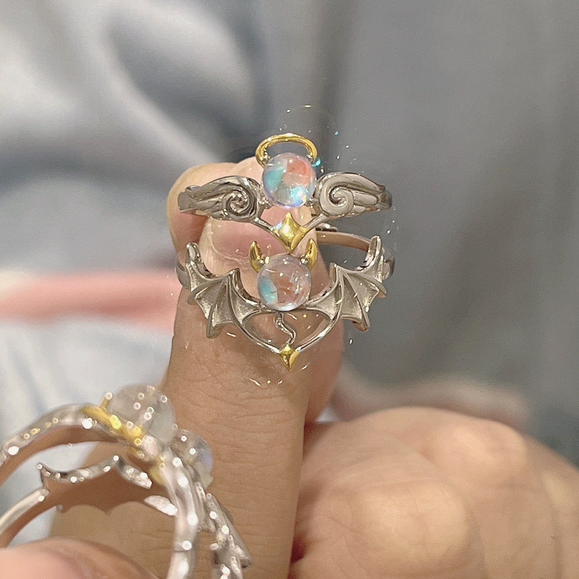 Damen kunstvoller Ring mit funkelndem Opal und eleganten Details Shop Nory