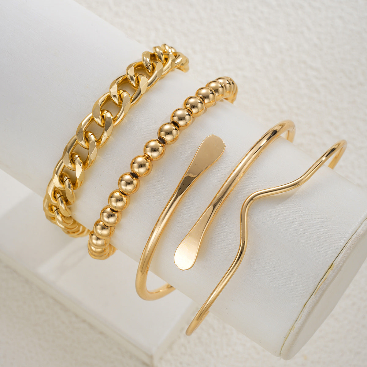 Damen Armband-Set mit eleganten Goldakzenten und vielseitigen Designs Shop Nory