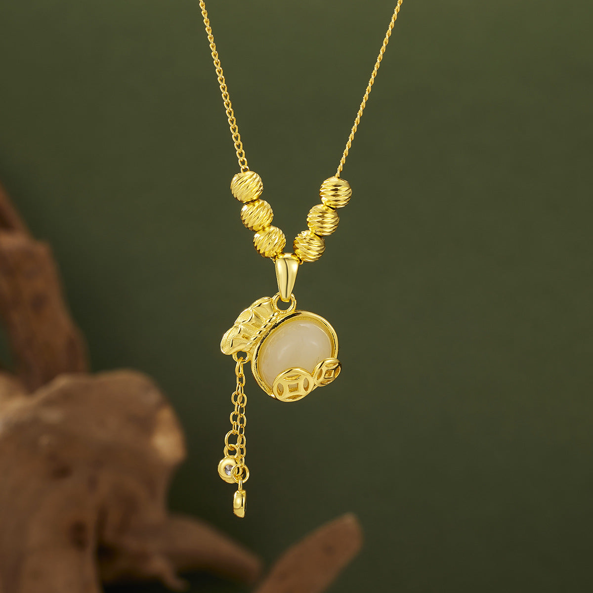 Damen Halskette mit kunstvollem Anhänger aus hochwertigem goldfarbenen Metall und Zirkonia-Details Shop Nory