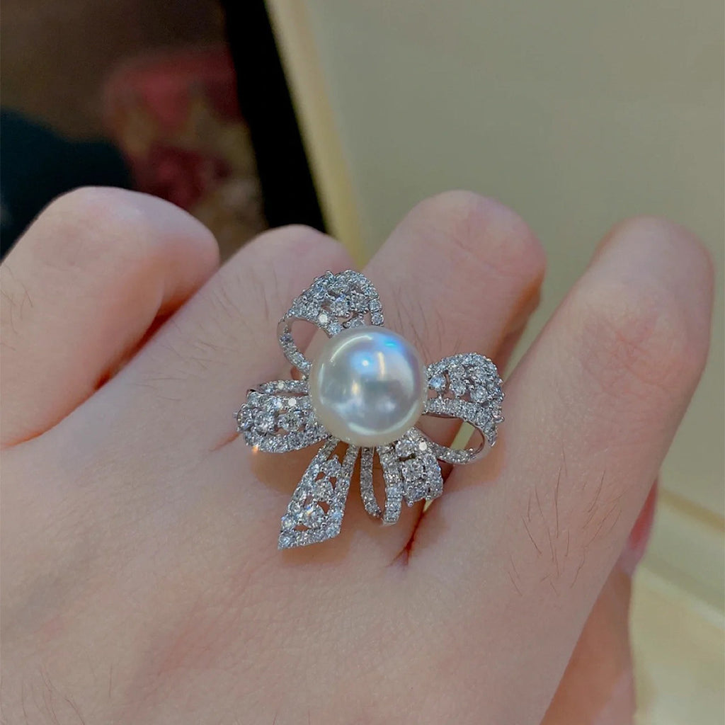 Damen Schmuckring mit elegantem Schleifenmotiv und strahlendem Perlenstein Shop Nory