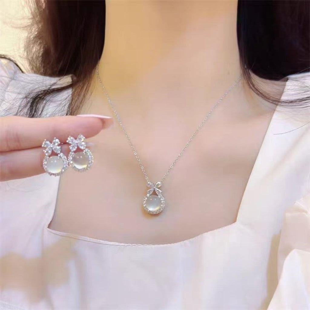 Damen zarte Halskette mit eleganten Kristallen und tropfenförmigem Anhänger Shop Nory
