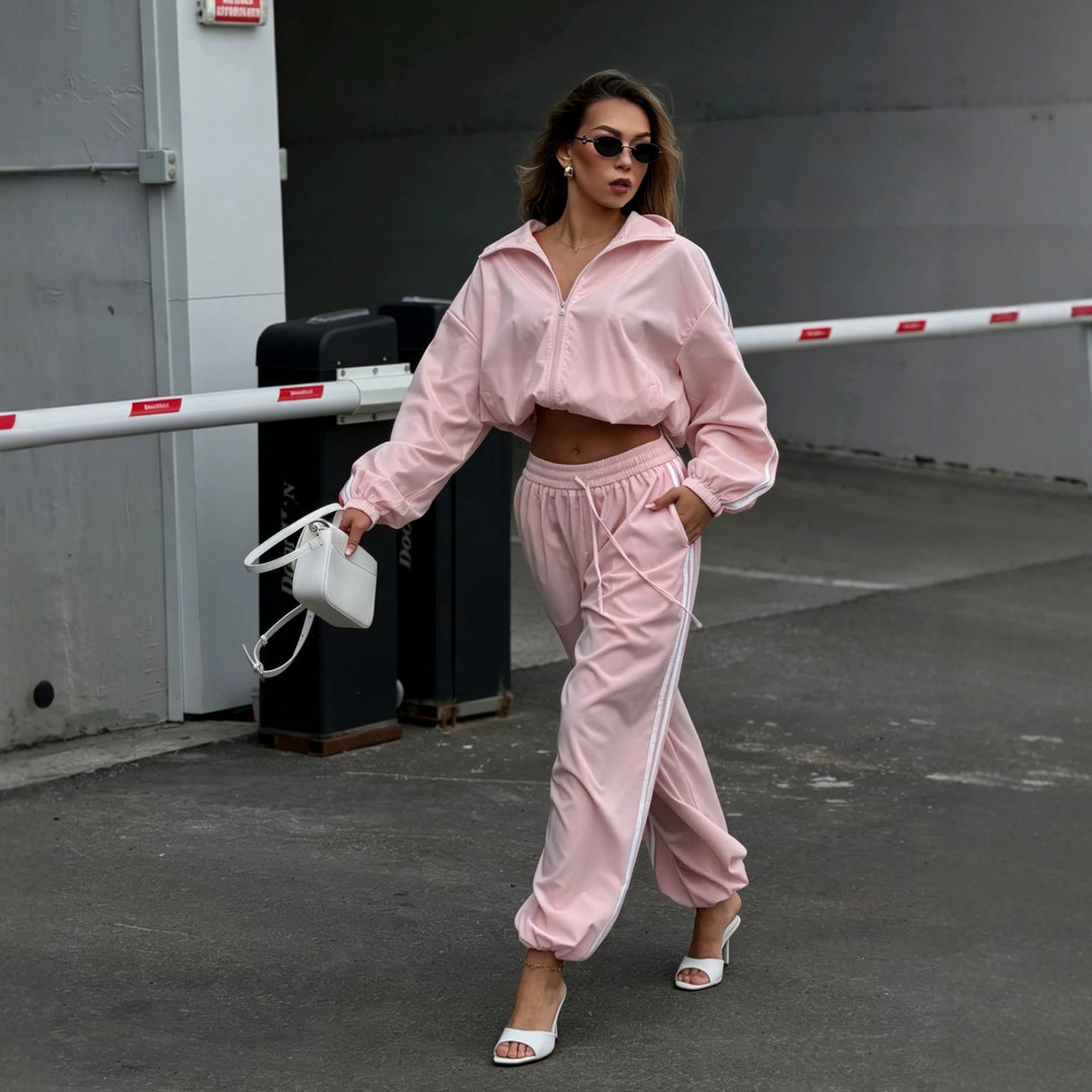 Damen Oversized kurz geschnittene Trainingsjacke und taillenhohe Jogginghose Set mit Seitenstreifen Shop Nory