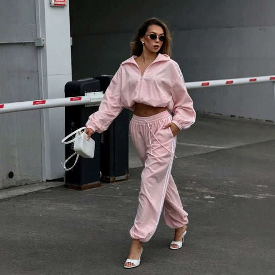 Damen Oversized kurz geschnittene Trainingsjacke und taillenhohe Jogginghose Set mit Seitenstreifen Shop Nory