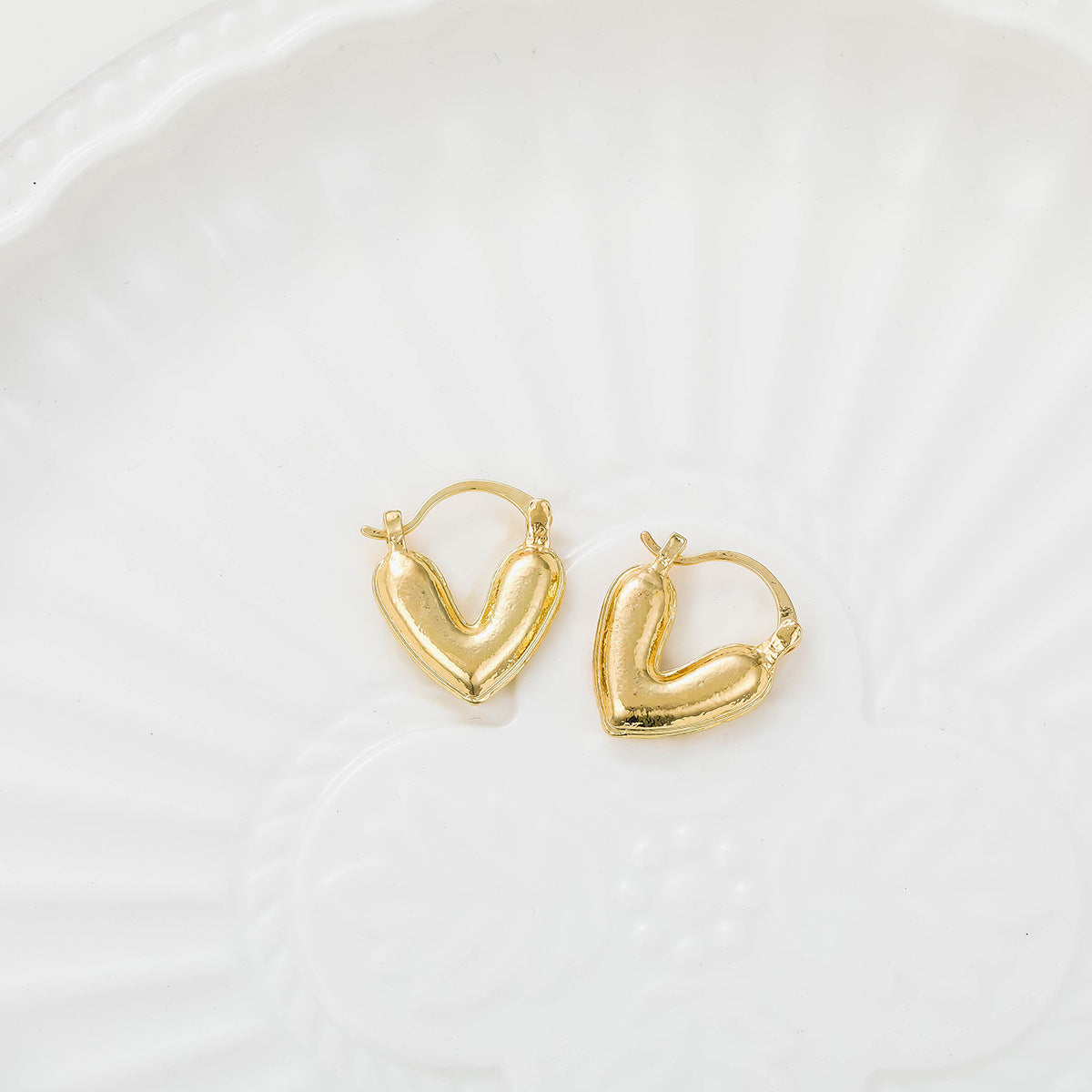 Damen Ohrstecker im herzförmigen Design mit glänzender Oberfläche Shop Nory