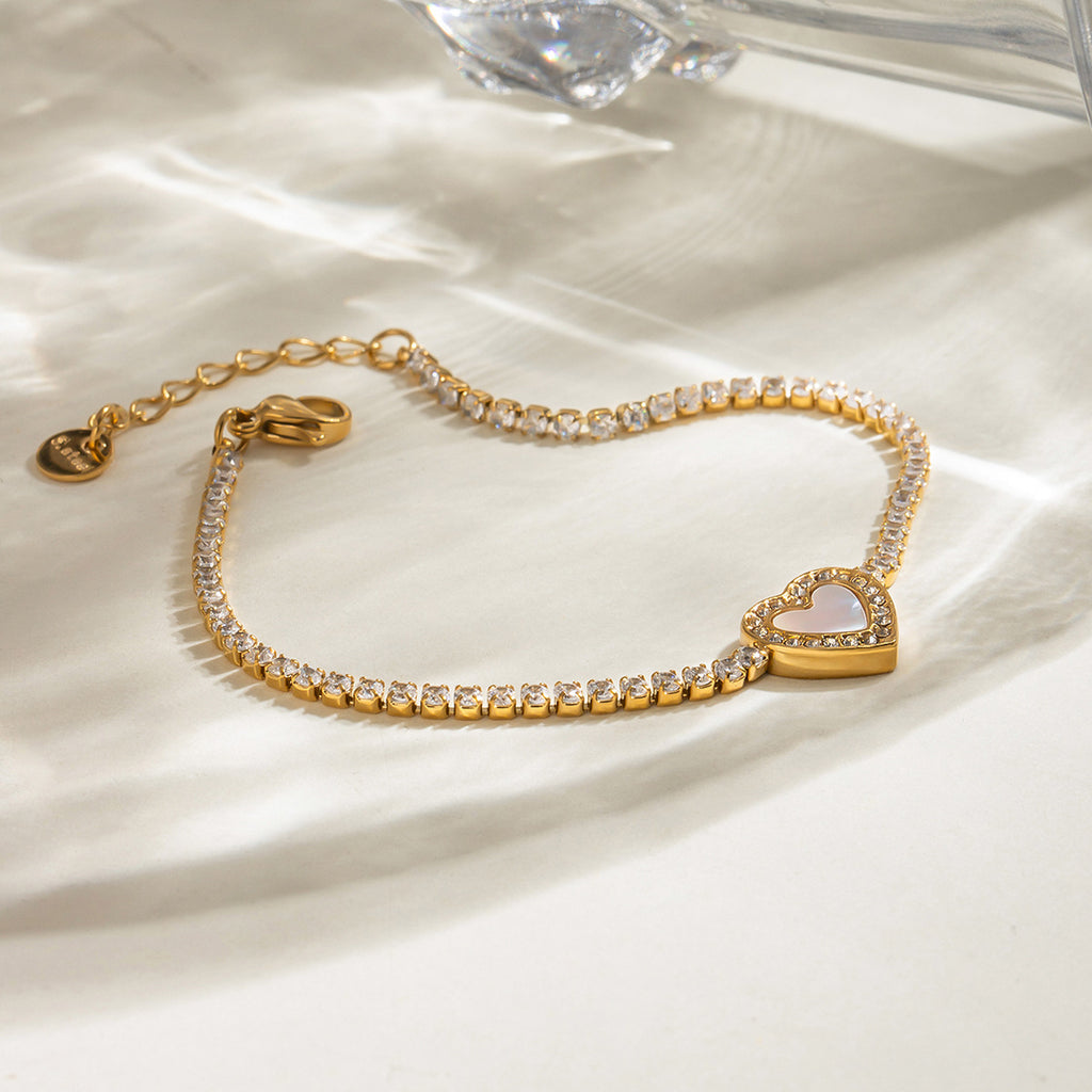 Damen Armband mit herzförmigem Anhänger und funkelnden Zirkonia Shop Nory