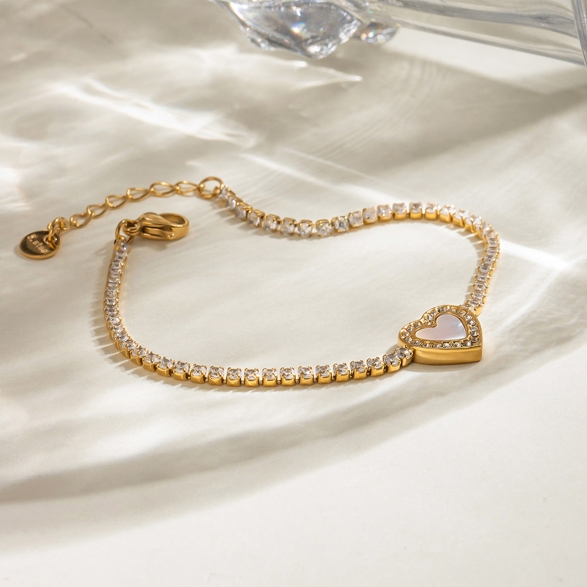 Damen Armband mit herzförmigem Anhänger und funkelnden Zirkonia Shop Nory