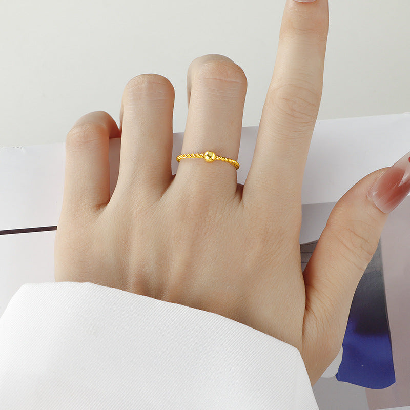 Damen feiner Ring mit verspieltem Zopfdesign und prominentem Steinelement Shop Nory