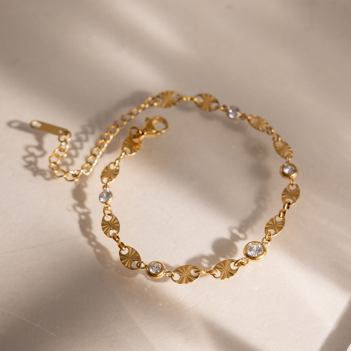 Damen Armband mit filigranen Blättern und strahlenden Zirkonia Shop Nory