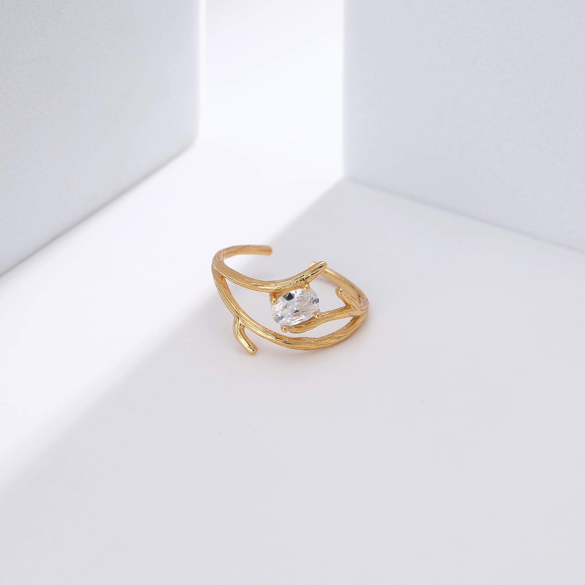 Damen Ring mit elegantem, geschwungenem Design und funkelndem Zirkon Shop Nory