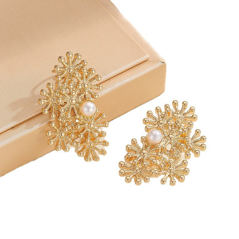 Damen Ohrclips mit kunstvollem Blumendesign und Perlenakzent Shop Nory