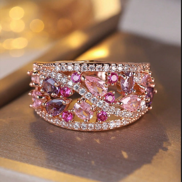 Damen Ring mit kunstvollem Rosé-Golddesign und funkelnden Zirkonia-Steinen Shop Nory