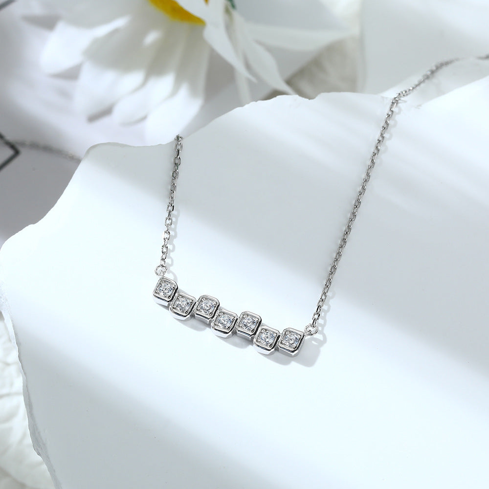 Damen Halskette mit funkelnden Zirkonia-Elementen und modernem Design Shop Nory