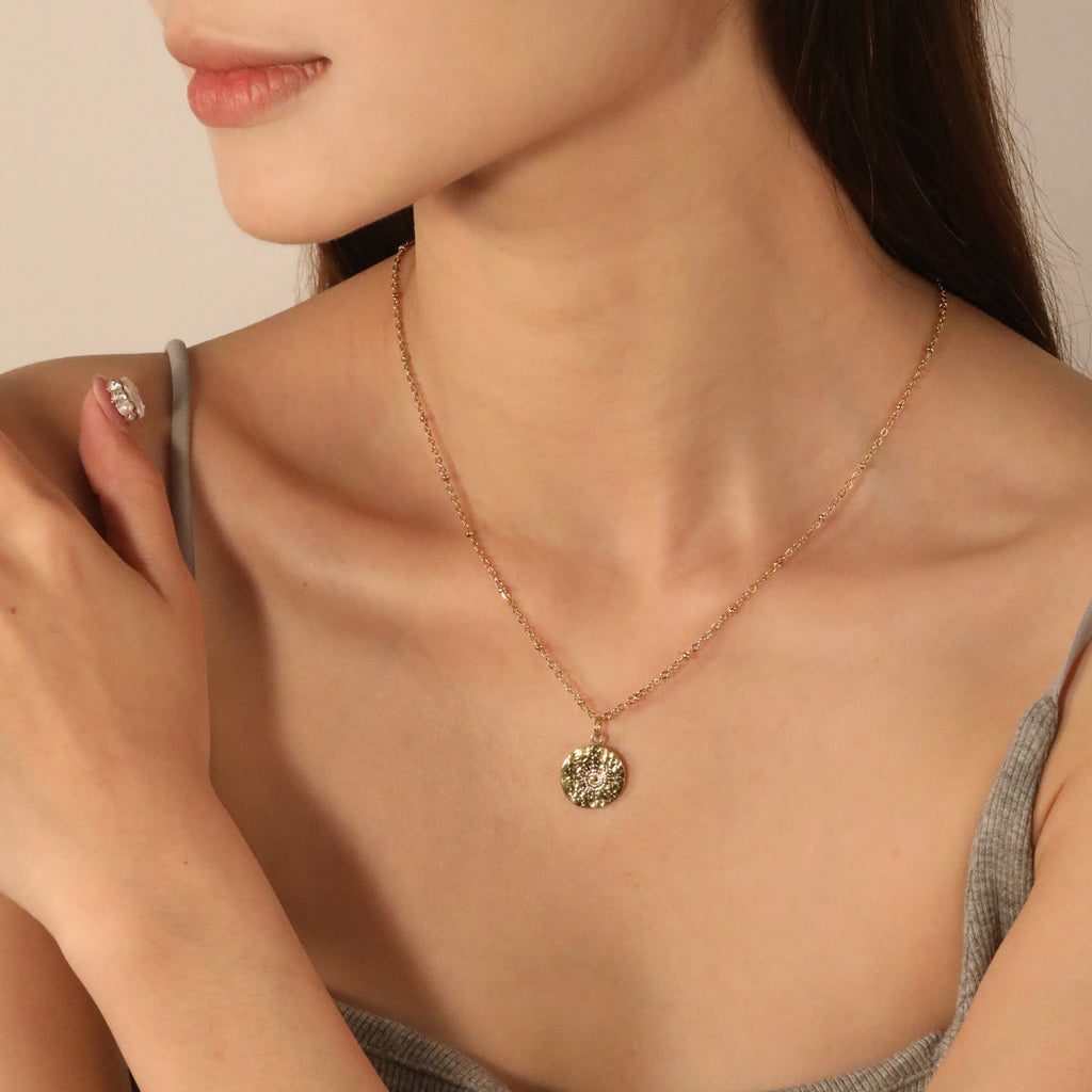 Damen Halskette mit kunstvollem Anhänger und funkelnden Details Shop Nory