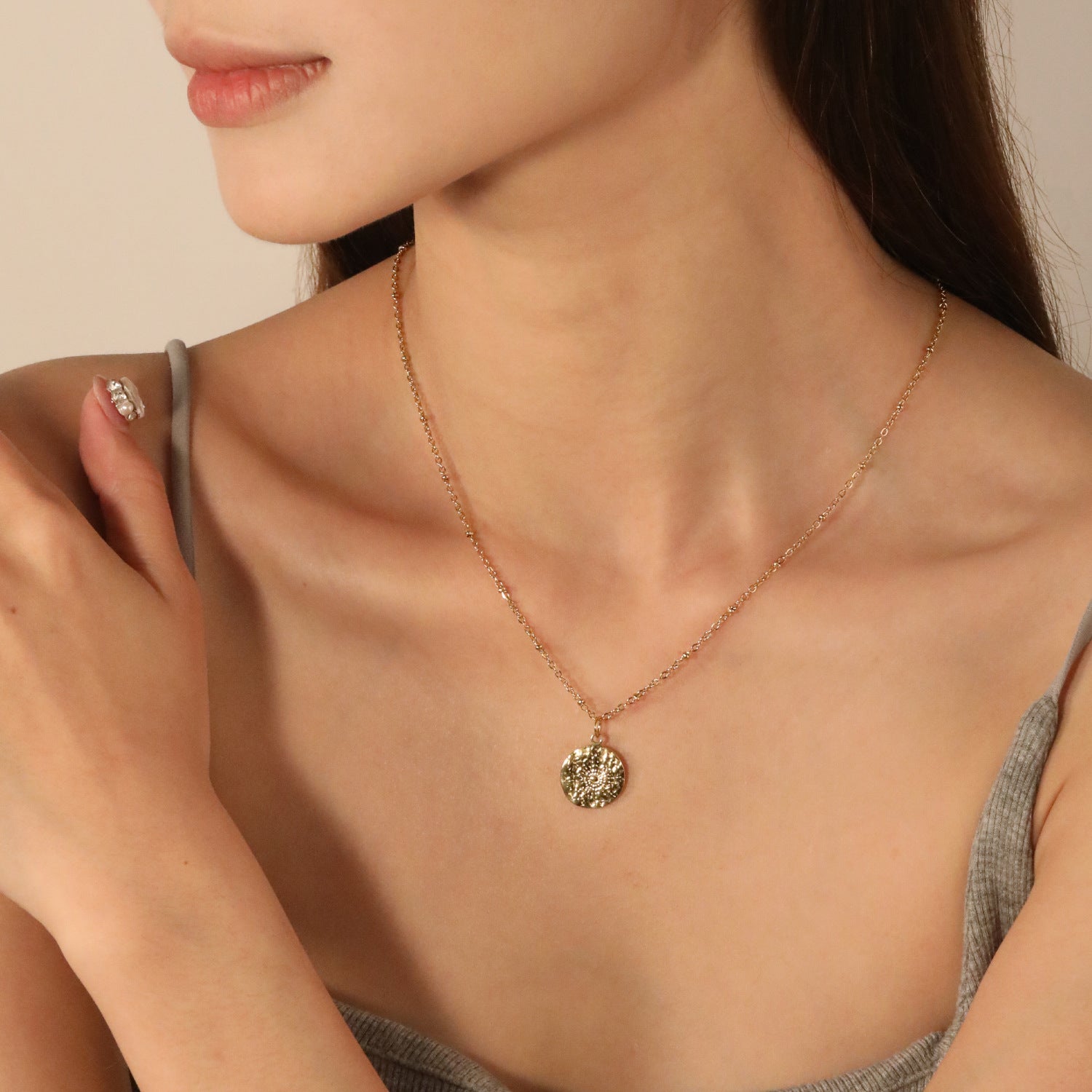 Damen Halskette mit kunstvollem Anhänger und funkelnden Details Shop Nory