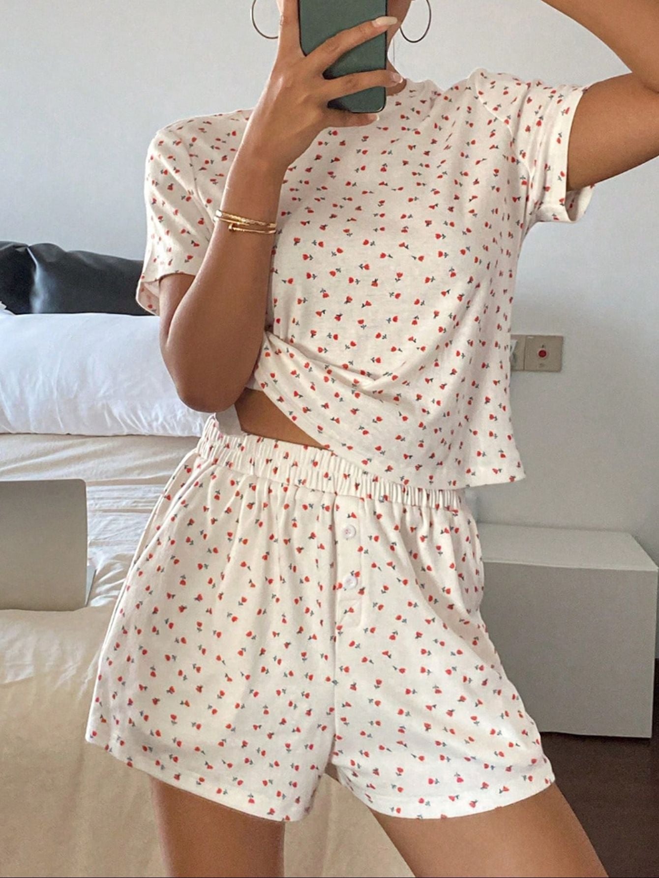 Damen lässiges Schlafanzugset aus atmungsaktivem Baumwollstoff mit zartem Blumendruck Shopnory