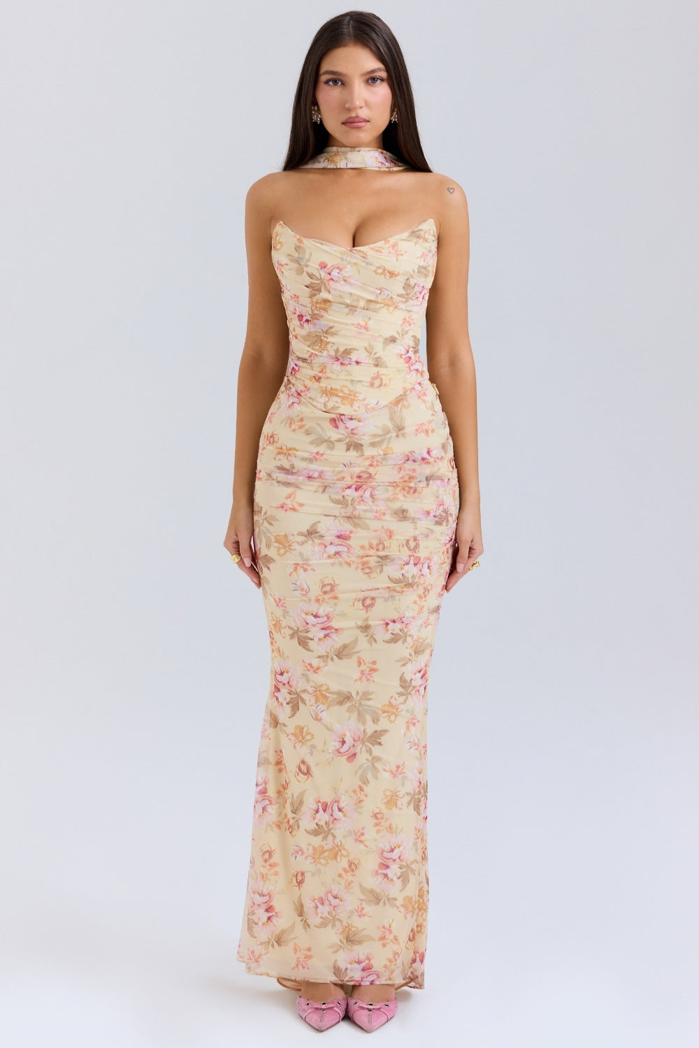 Damen Elegantes Couture-Maxikleid mit schulterfreiem Design und raffinierten Drapierungen