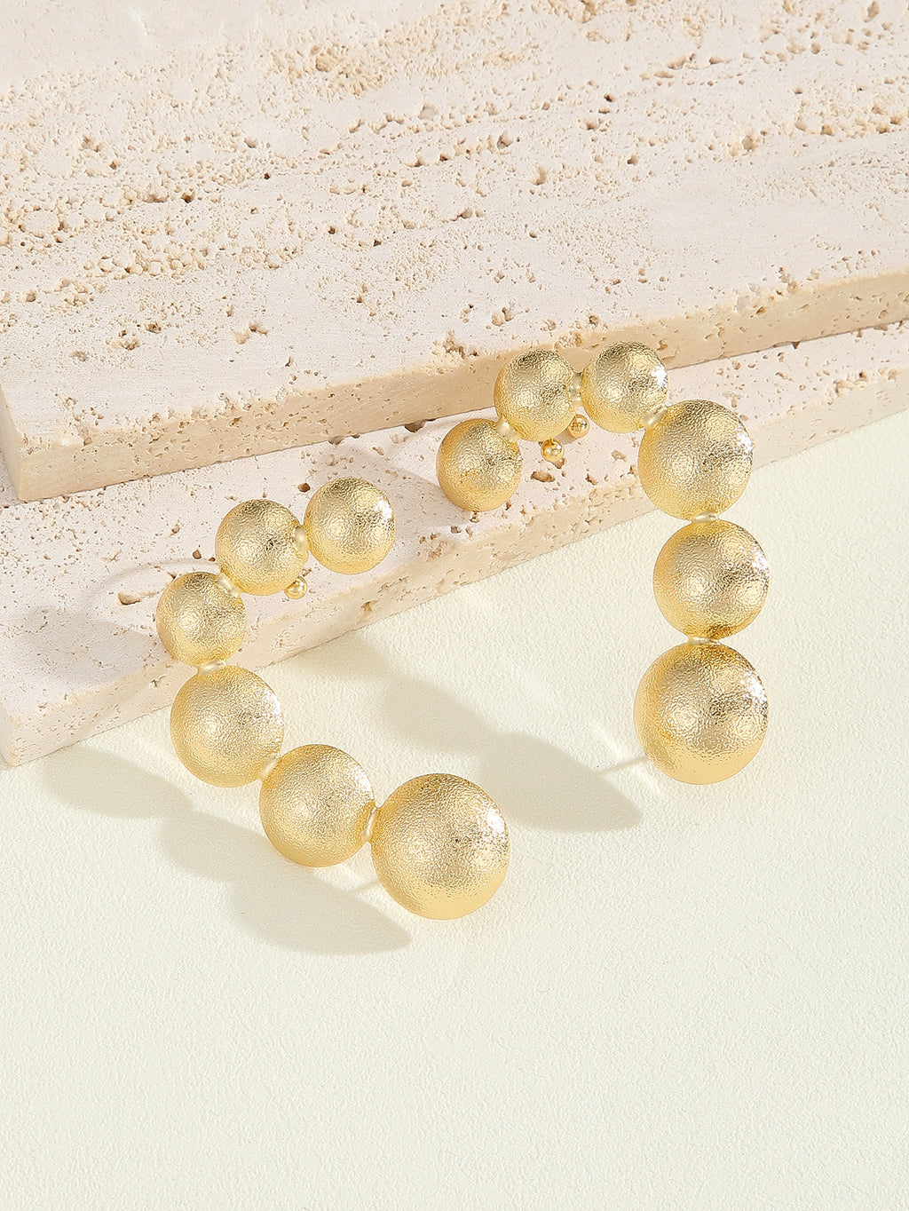 Damen Armband mit strukturierten, goldenen Kugeln Shop Nory