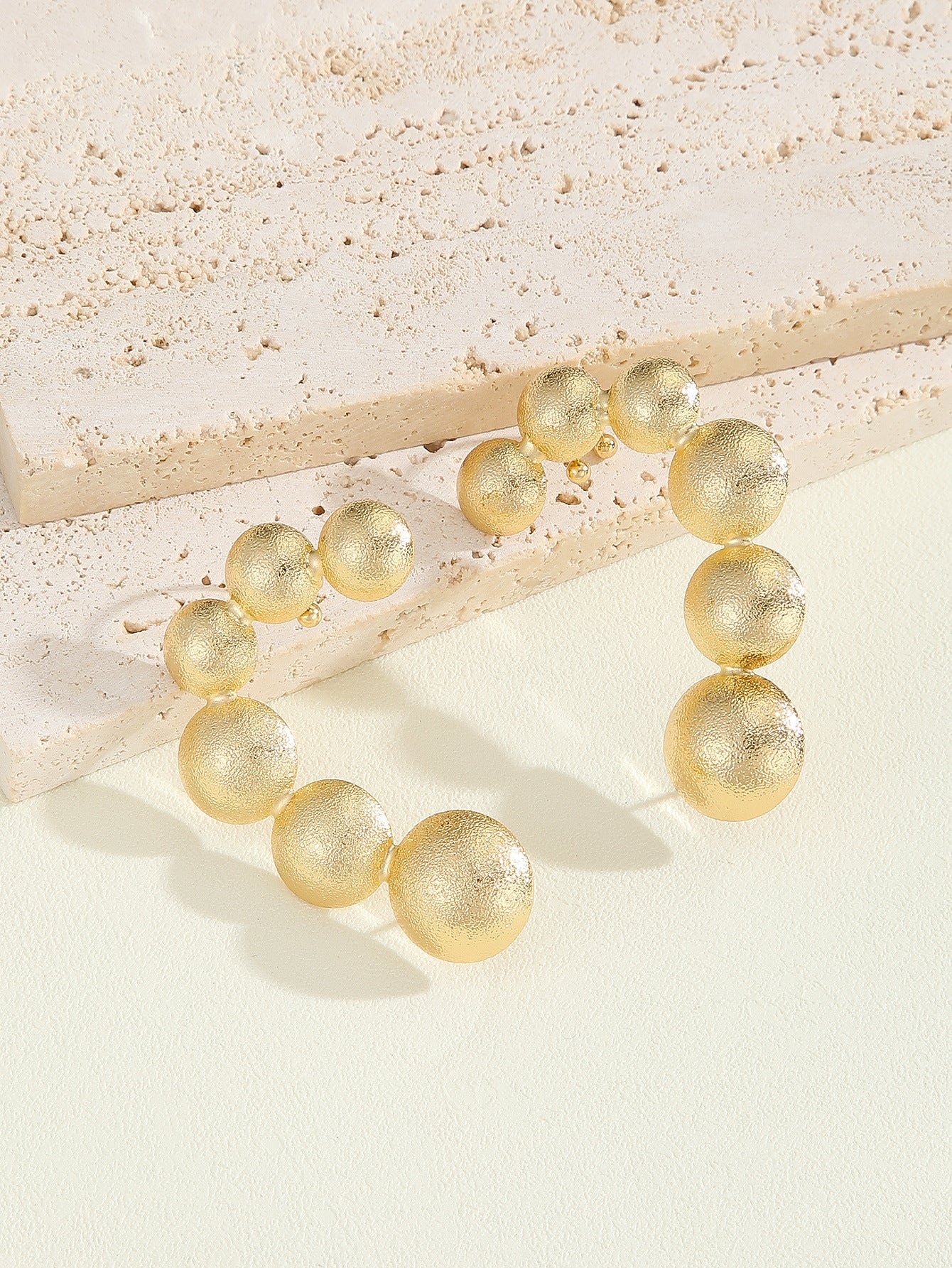 Damen Armband mit strukturierten, goldenen Kugeln Shop Nory