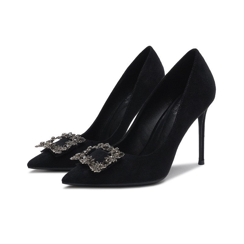 Damen Abendliche spitz zulaufende Samt‑Pumps mit kristallbesetzter Dekorspange und schlankem Stiletto Shop Nory
