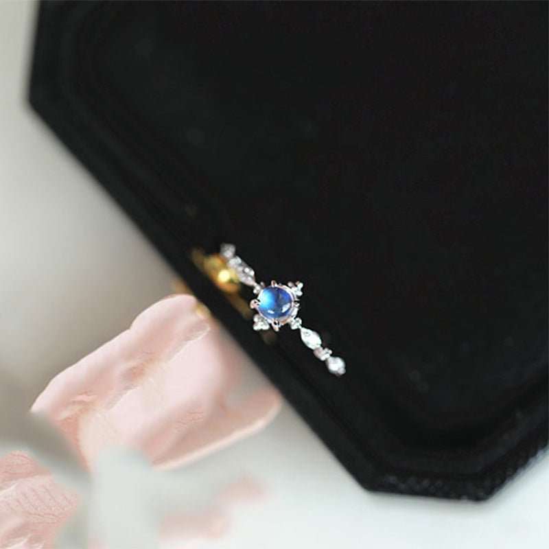 Damen eleganter Ring mit ovalem blauen Edelstein und funkelnden Zirkonia Shop Nory