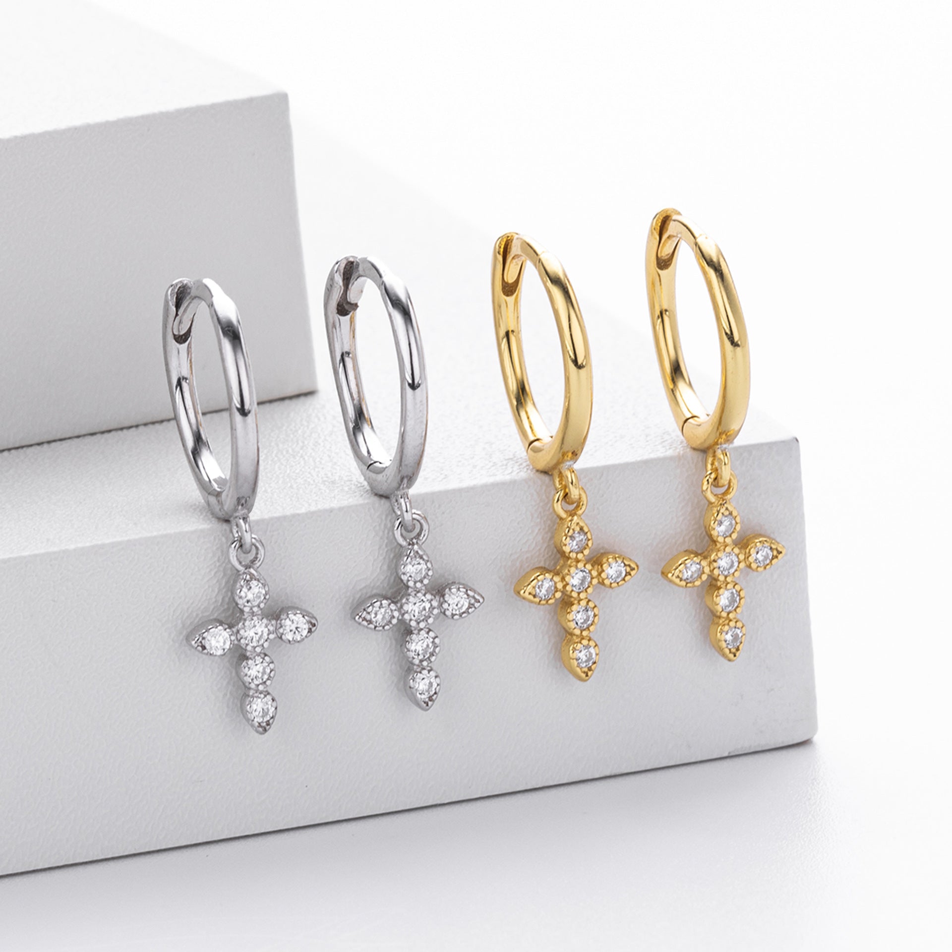 Damen Ohrhänger mit funkelndem Kreuzanhänger aus 925 Sterling Silber Shop Nory
